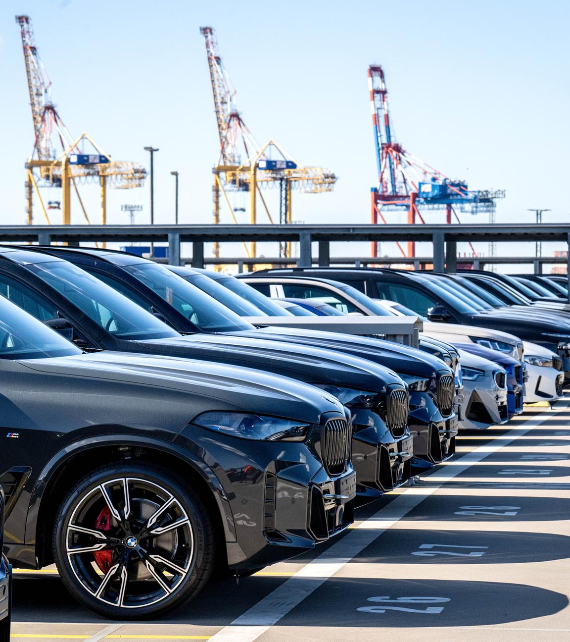 Symbolbild: Autos werden im Hafen am BLG Autoterminal Bremerhaven auf Schiffe verladen. 