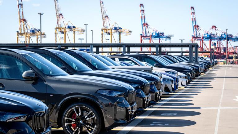 Symbolbild: Autos werden im Hafen am BLG Autoterminal Bremerhaven auf Schiffe verladen. 