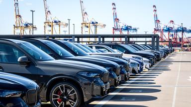 Autos werden im Hafen am BLG Autoterminal Bremerhaven auf Schiffe verladen. 
