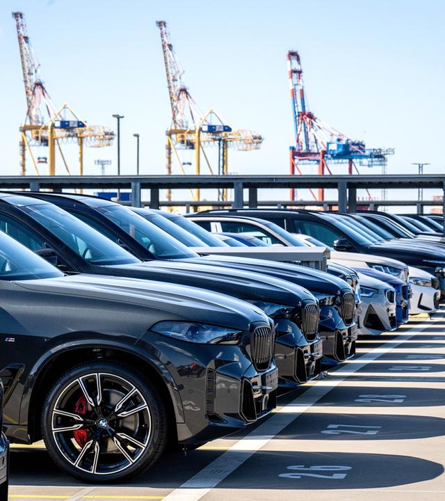Autos werden im Hafen am BLG Autoterminal Bremerhaven auf Schiffe verladen. 