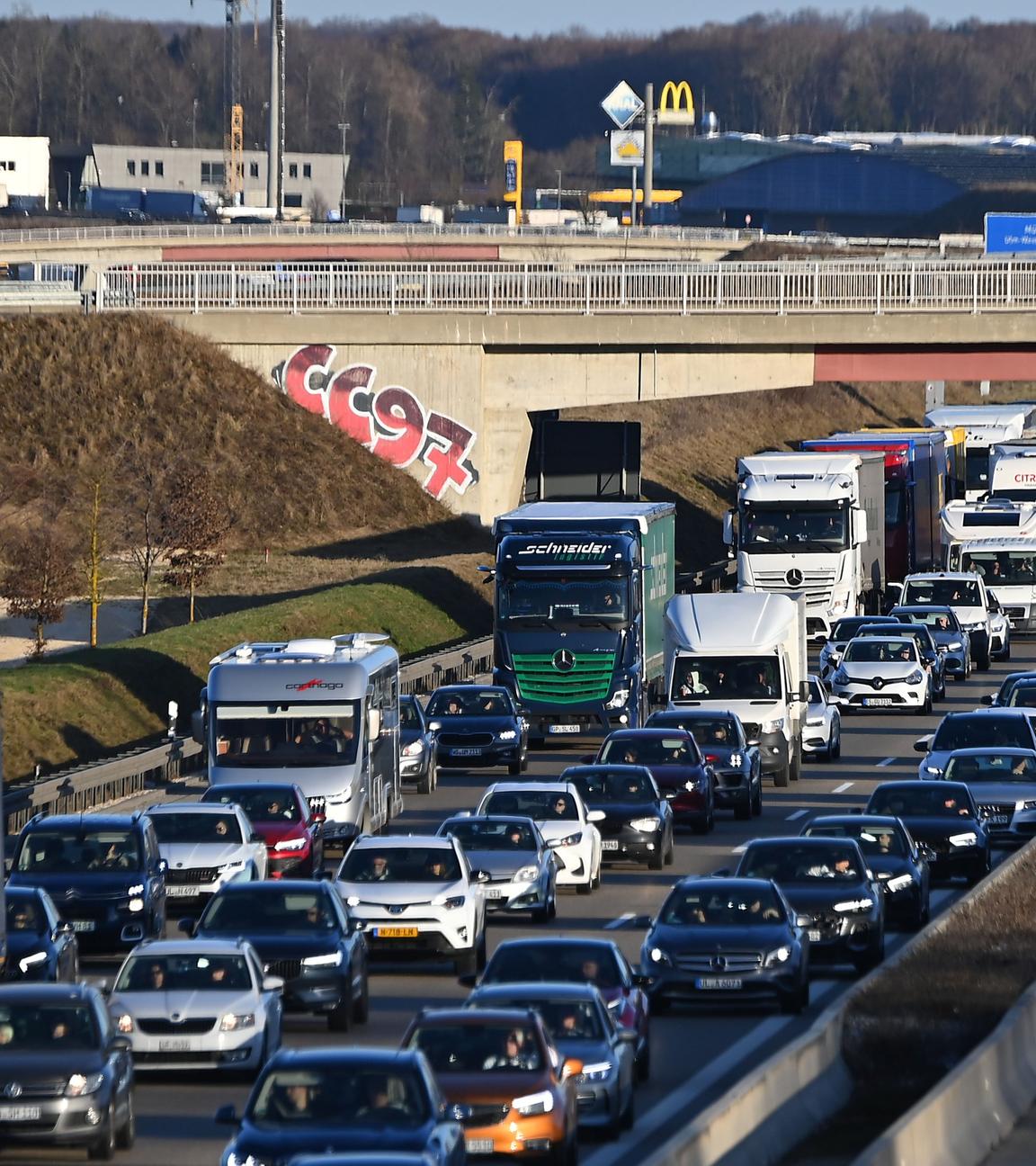 Hunderte Autos auf der Autobahn.