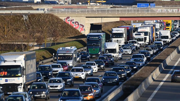 Hunderte Autos auf der Autobahn.