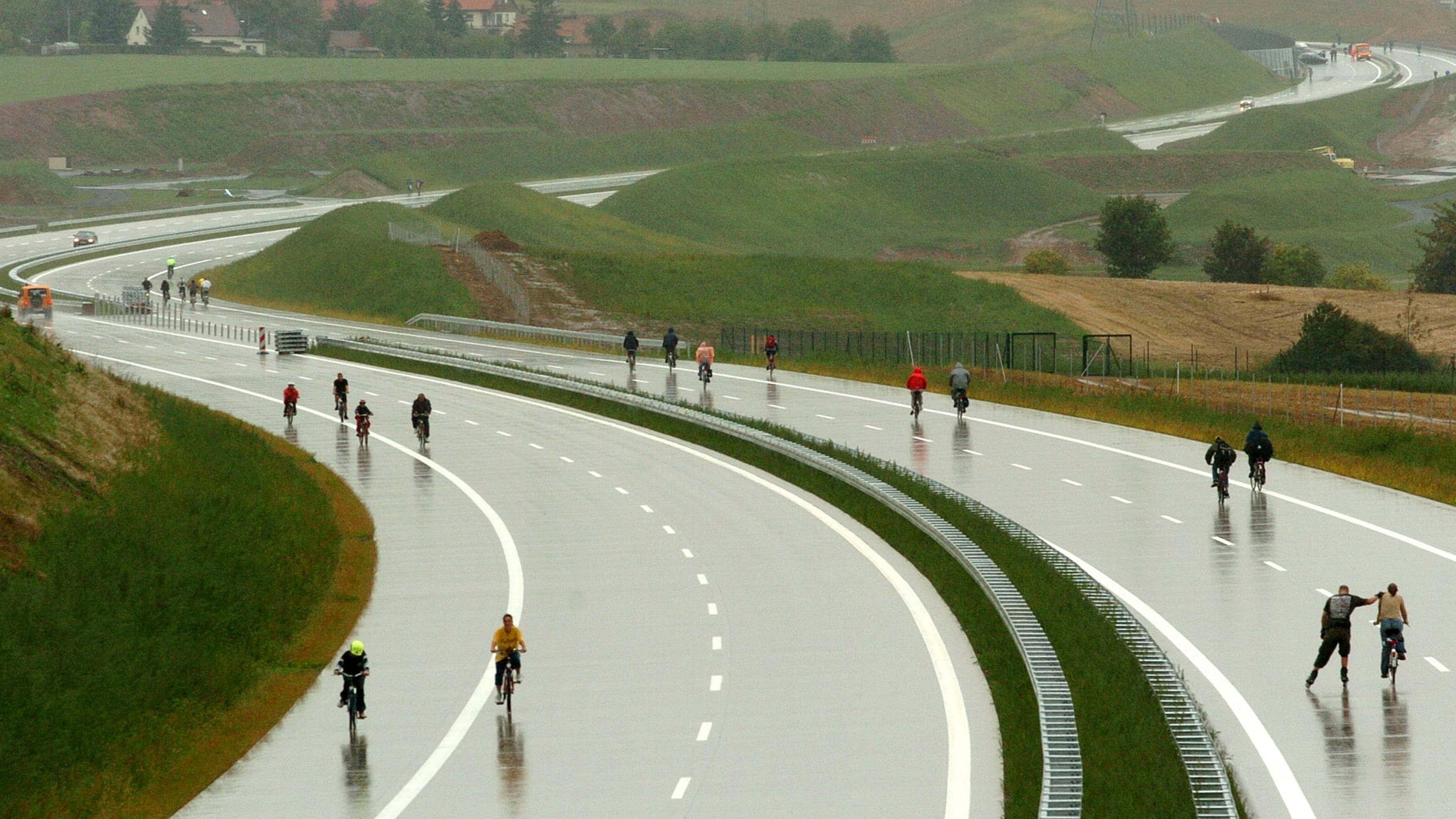 Archiv: Autofreier Sonntag auf der Bundesautobahn A 17 bei Dresden
