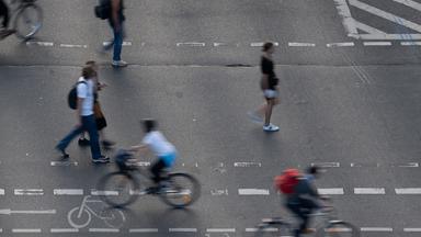 Fußgänger und Radfahrer sind auf eine Straße in Berlin zu sehen. (Archiv)