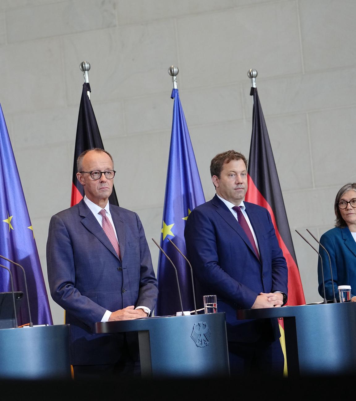 Hildegard Müller VDA-Präsidentin, Bundeskanzler Friedrich Merz (CDU), Lars Klingbeil (SPD), Bundesminister der Finanzen, Vizekanzler und SPD-Bundesvorsitzender, und Christiane Benner, Vorsitzende der IG-Metall, geben nach dem "Autogipfel" im Bundeskanzleramt in Berlin eine Pressekonferenz.