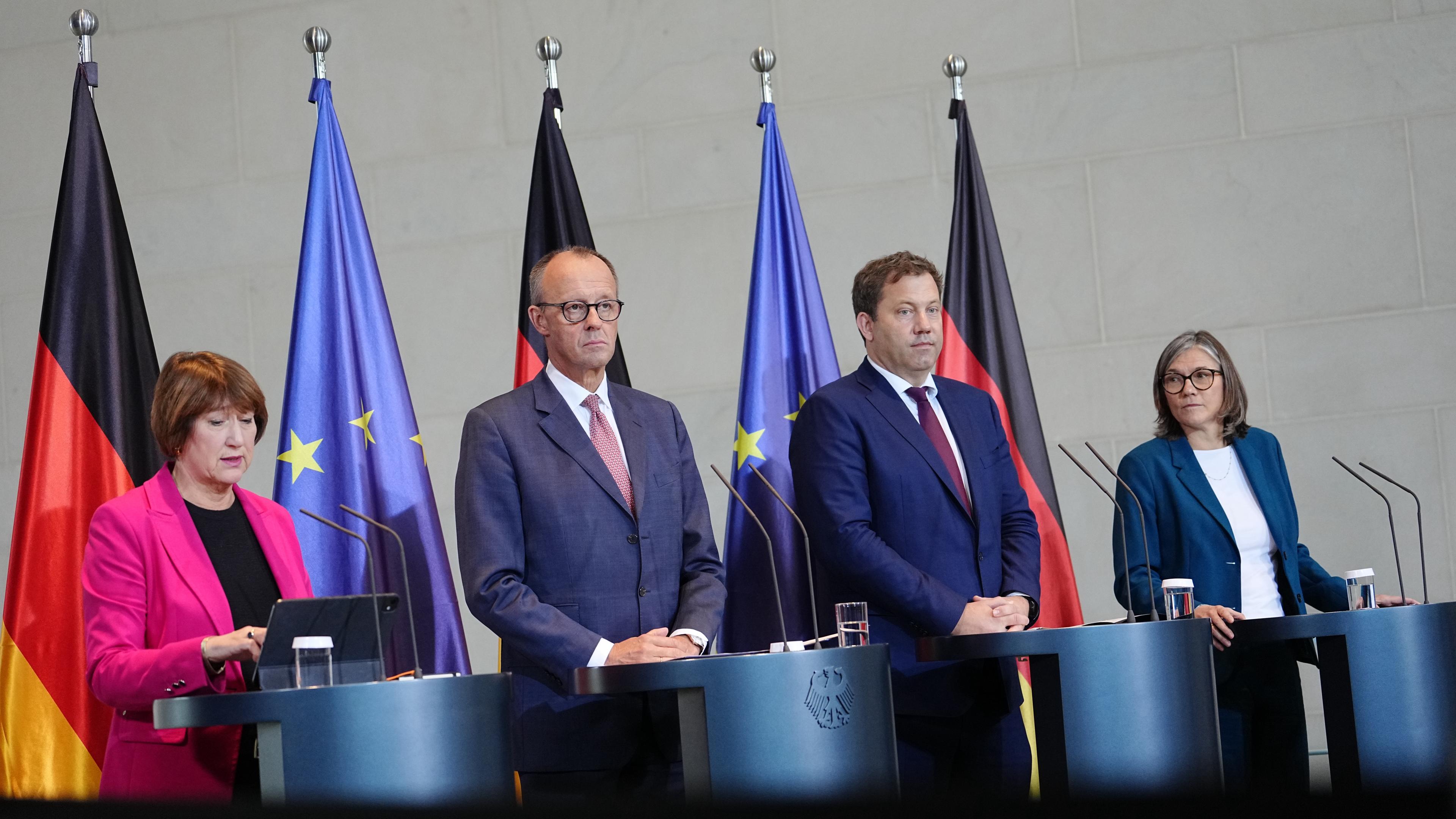 Hildegard Müller VDA-Präsidentin, Bundeskanzler Friedrich Merz (CDU), Lars Klingbeil (SPD), Bundesminister der Finanzen, Vizekanzler und SPD-Bundesvorsitzender, und Christiane Benner, Vorsitzende der IG-Metall, geben nach dem "Autogipfel" im Bundeskanzleramt in Berlin eine Pressekonferenz.