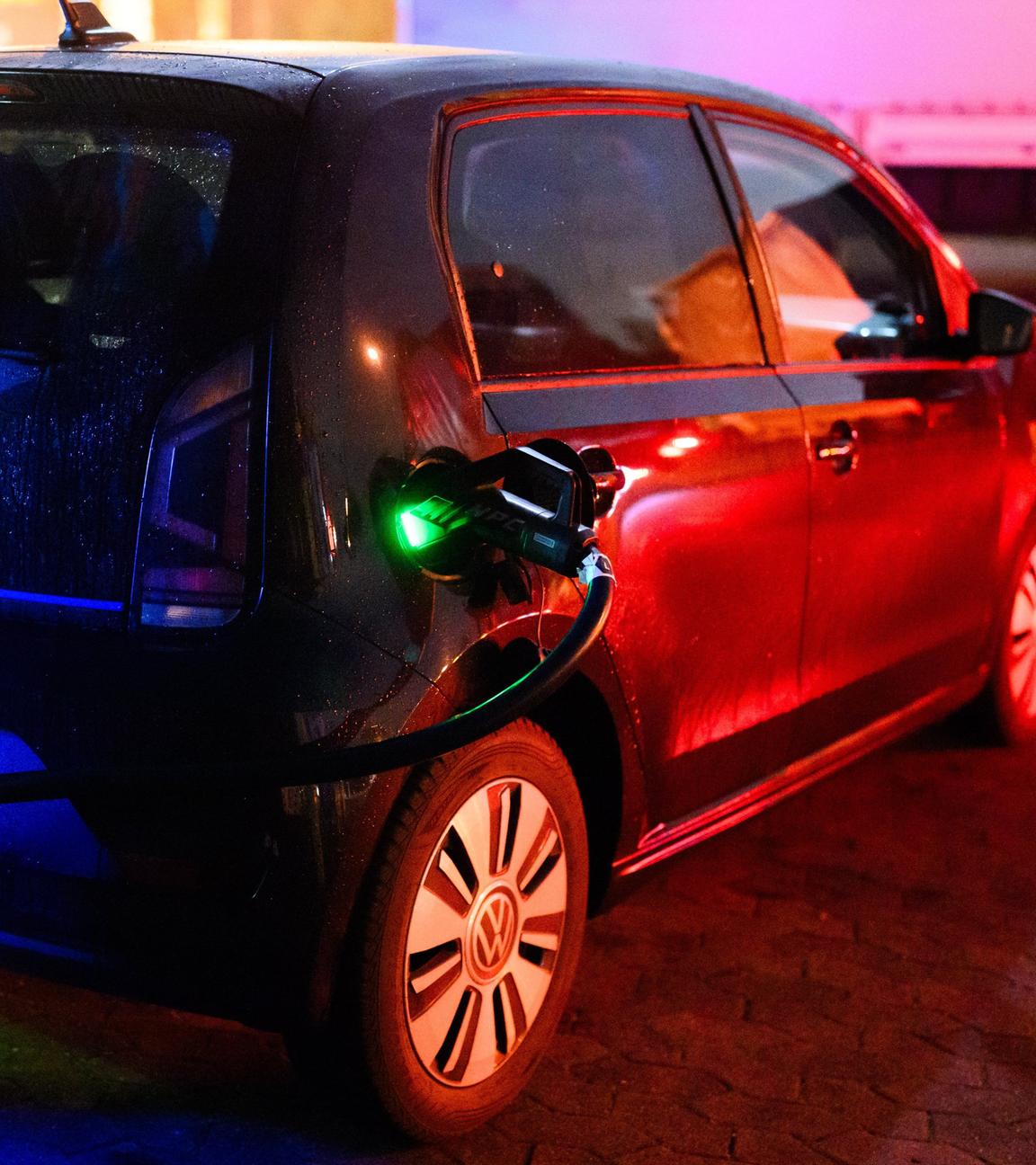 Ein E-Auto, welches an einer Ladestation geladen wird