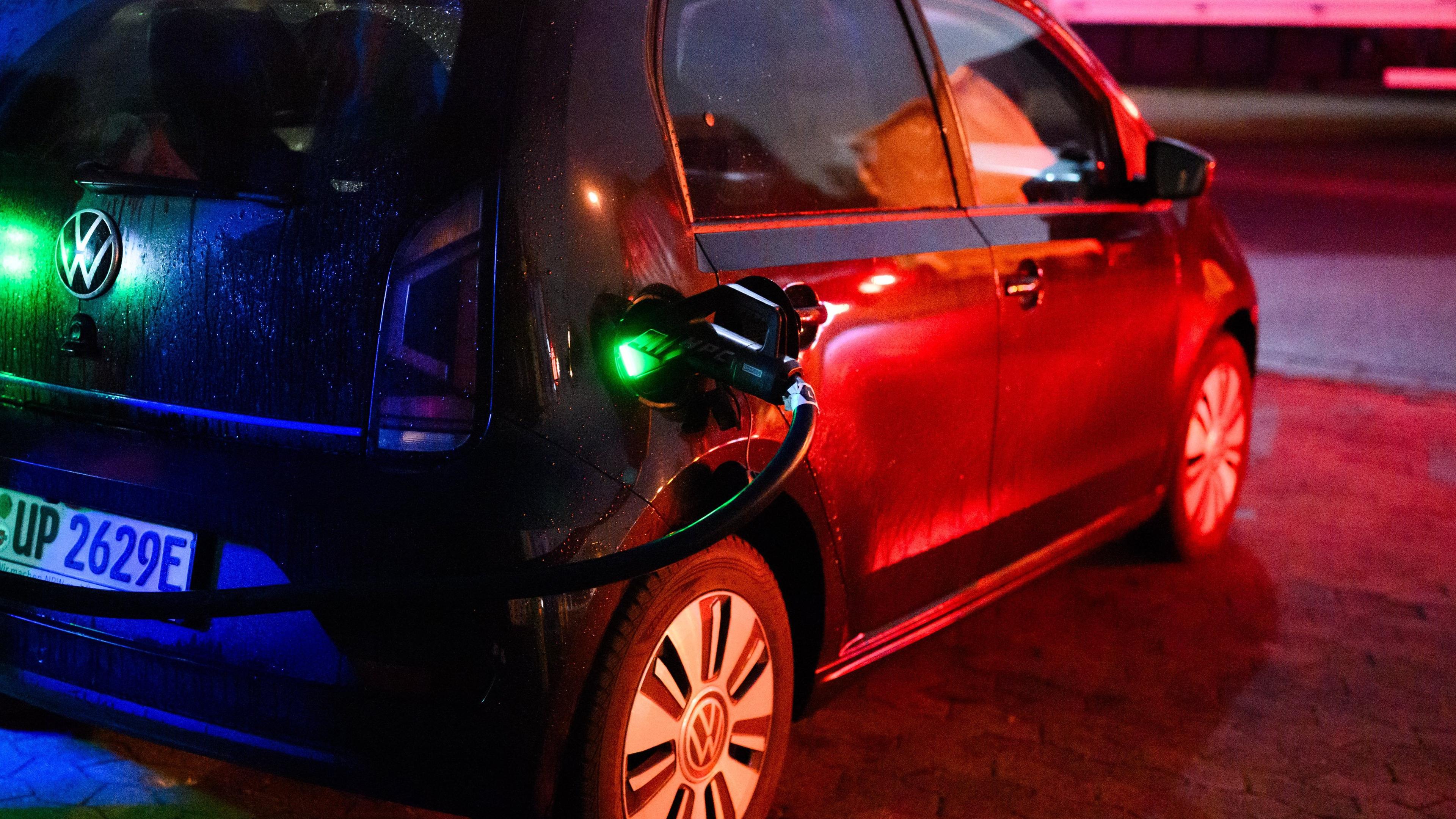 Ein E-Auto, welches an einer Ladestation geladen wird