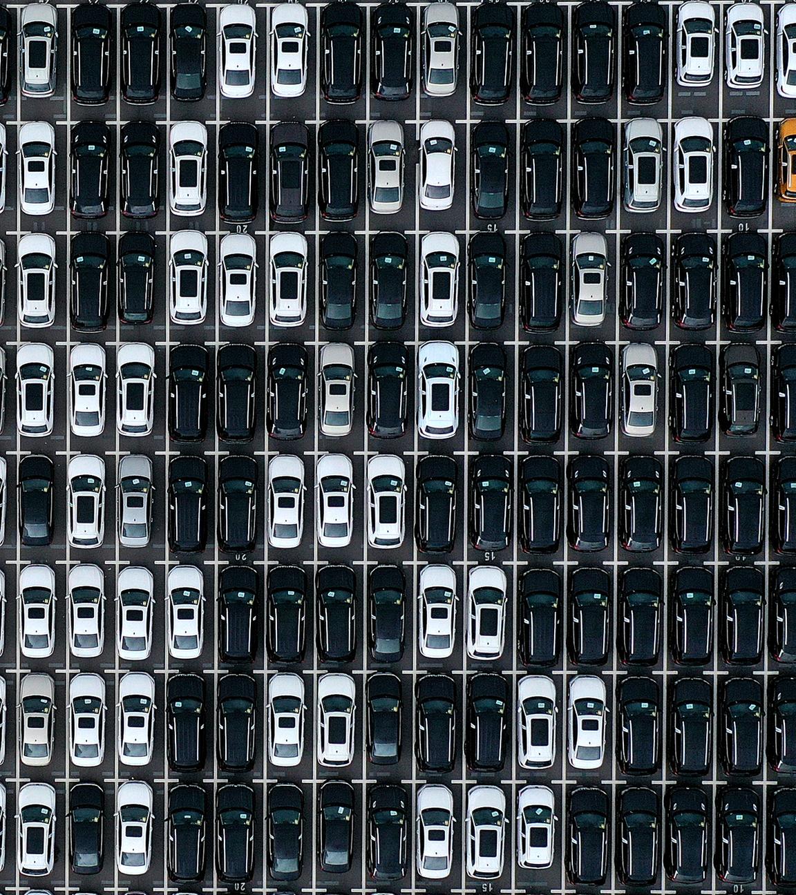 Neue Autos sind am Hafen von Dalian in der Provinz Liaoning geparkt.