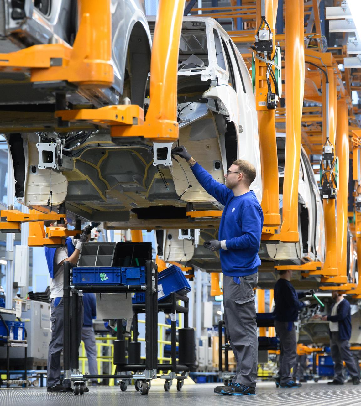 Mitarbeiter montieren Elektro-Bullis ID Buzz im Werk von Volkswagen Nutzfahrzeuge am 04.03.2026 in Hannover.