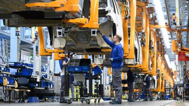 Mitarbeiter montieren Elektro-Bullis ID Buzz im Werk von Volkswagen Nutzfahrzeuge am 04.03.2026 in Hannover.