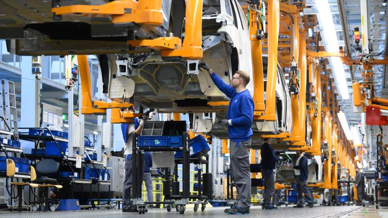 Mitarbeiter montieren Elektro-Bullis ID Buzz im Werk von Volkswagen Nutzfahrzeuge am 04.03.2026 in Hannover.