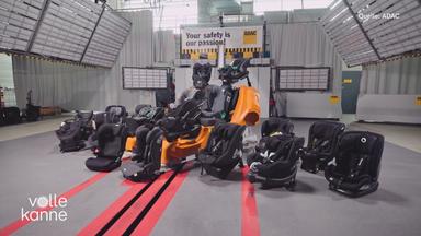 Verschiedene Autokindersitze aufgestellt beim ADAC
