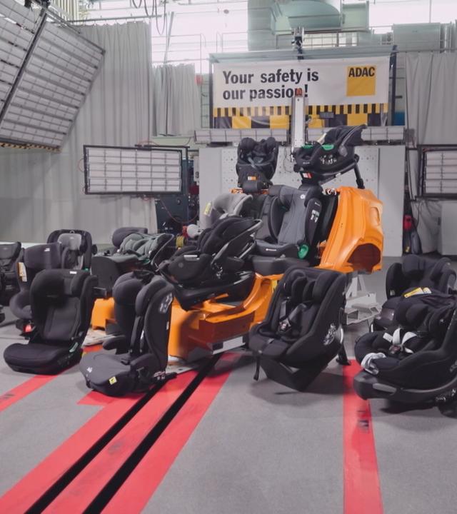 Verschiedene Autokindersitze aufgestellt beim ADAC