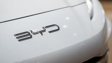 Das Logo der chinesischen Automarke BYD auf einem Auto am 10.01.2025 in Brüssel, Belgien.