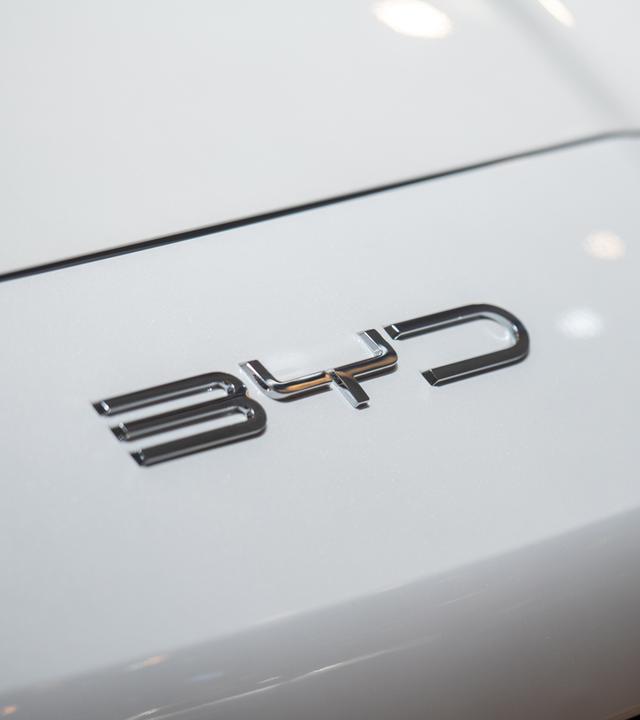 Das Logo der chinesischen Automarke BYD auf einem Auto am 10.01.2025 in Brüssel, Belgien.