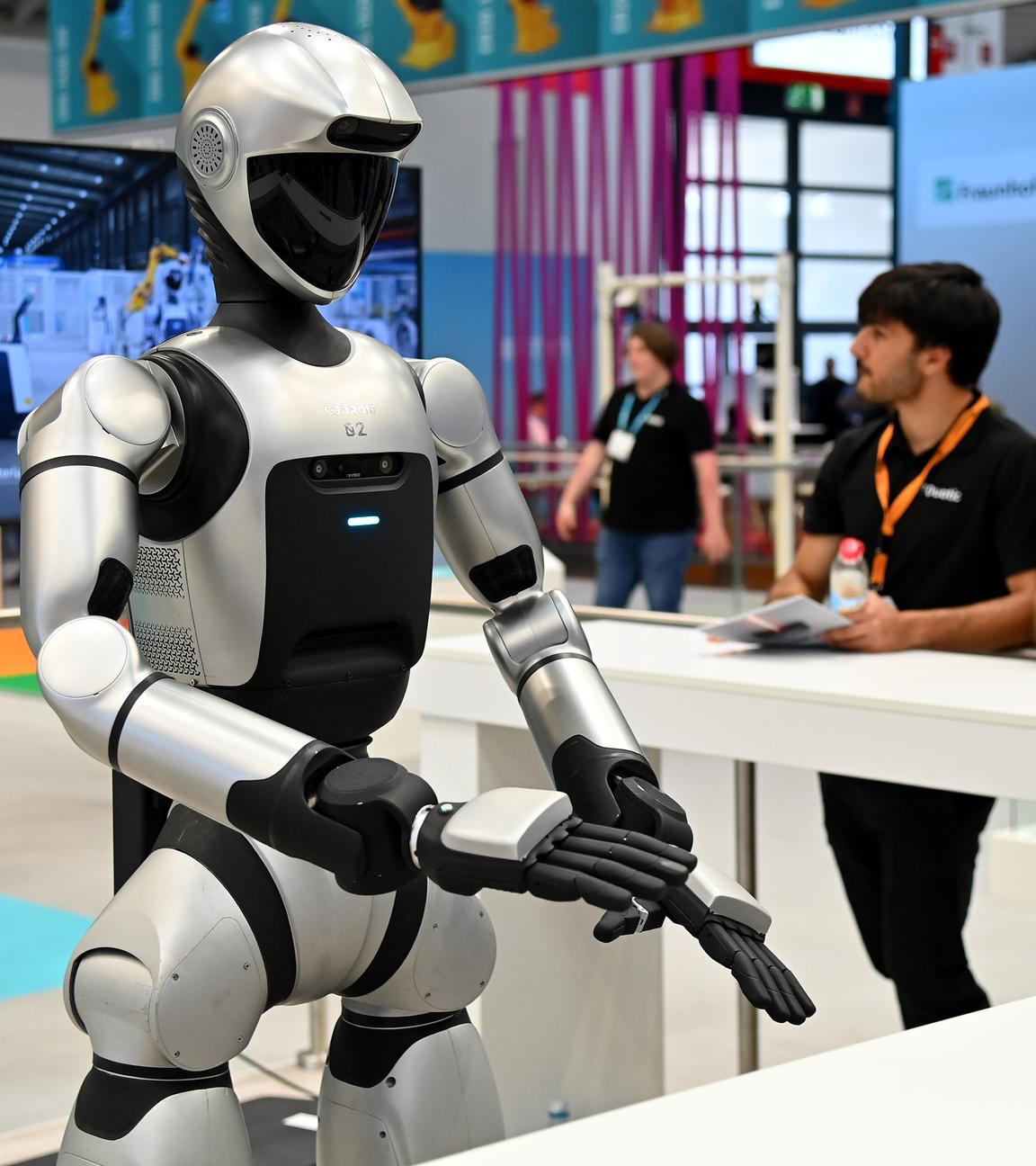 Ein Roboter steht an einem Messestand.