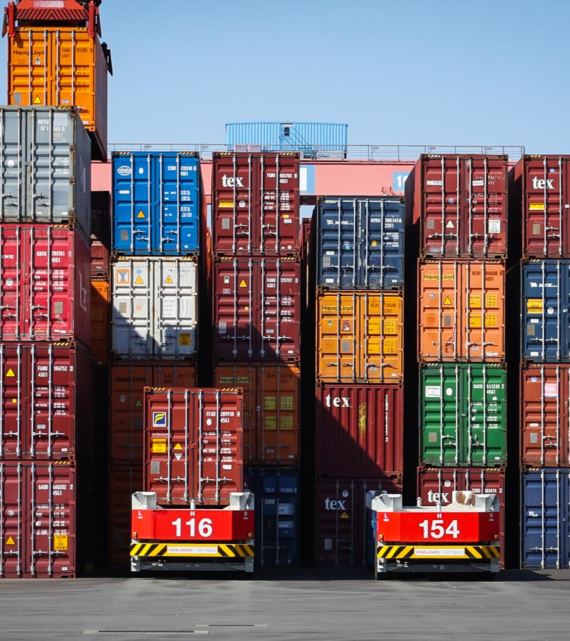 Hamburg: Automatische Containertransporter (AGV) sind auf dem Gelände des Containerterminal Altenwerder (CTA) unterwegs.
