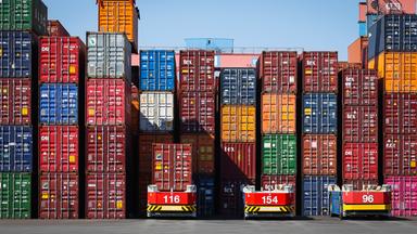 Hamburg: Automatische Containertransporter (AGV) sind auf dem Gelände des Containerterminal Altenwerder (CTA) unterwegs.
