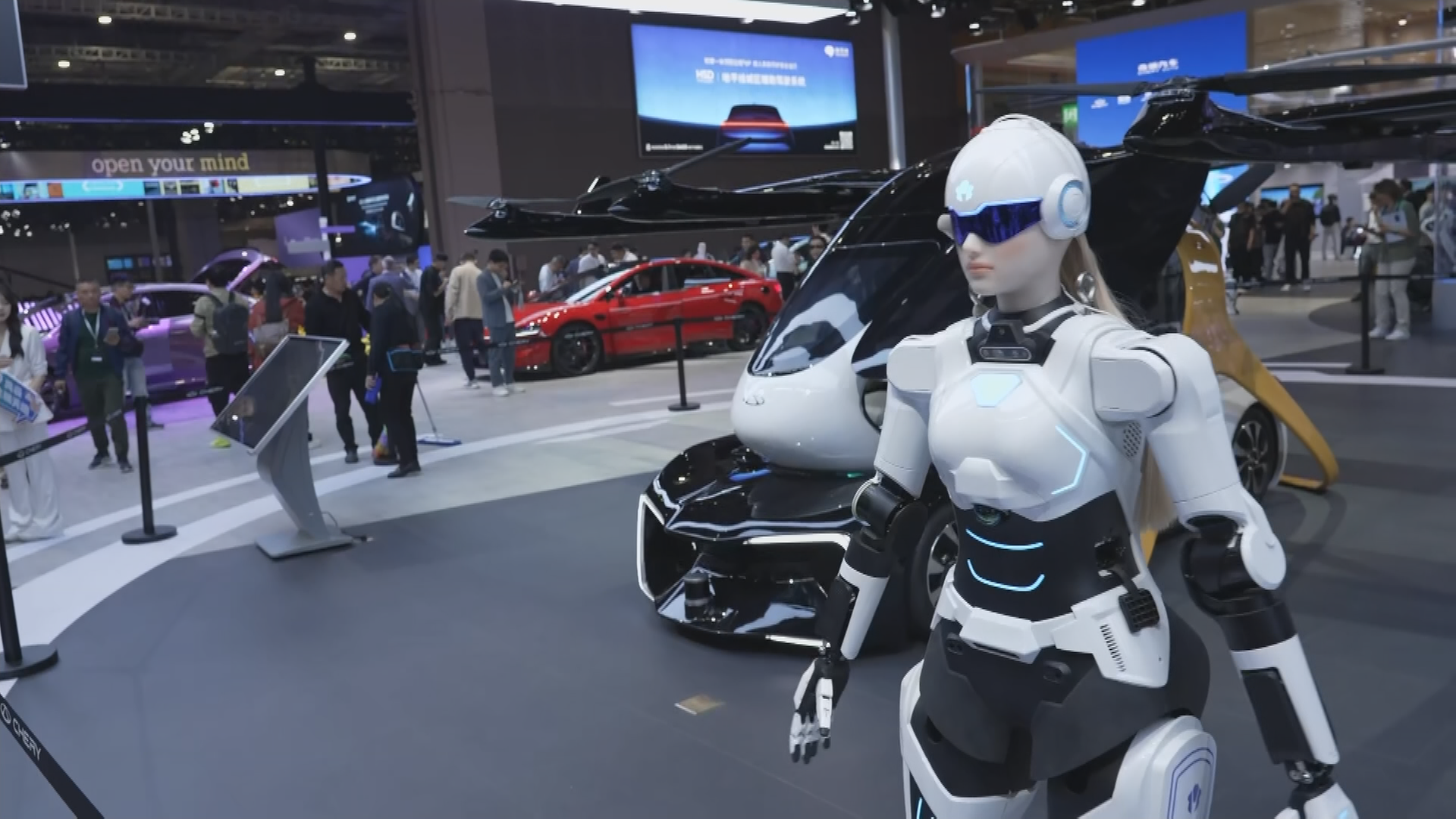 Ein Roboter auf einer Automobilmesse