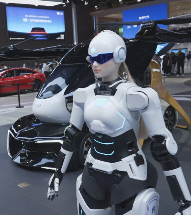 Ein Roboter auf einer Automobilmesse