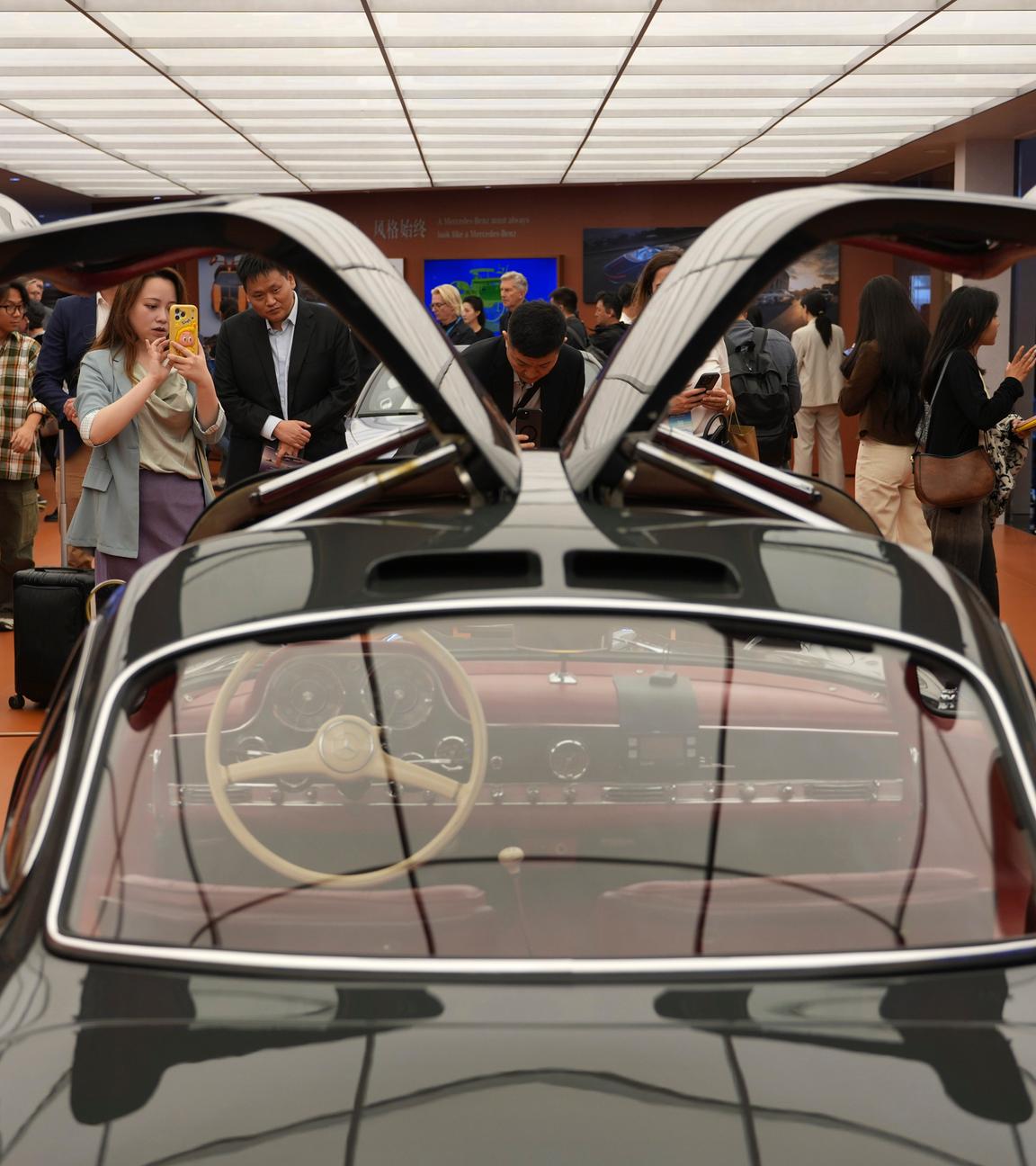 Besucher am Mercedes-Benz Stand während der Auto China 2026 in der chinesischen Hauptstadt.