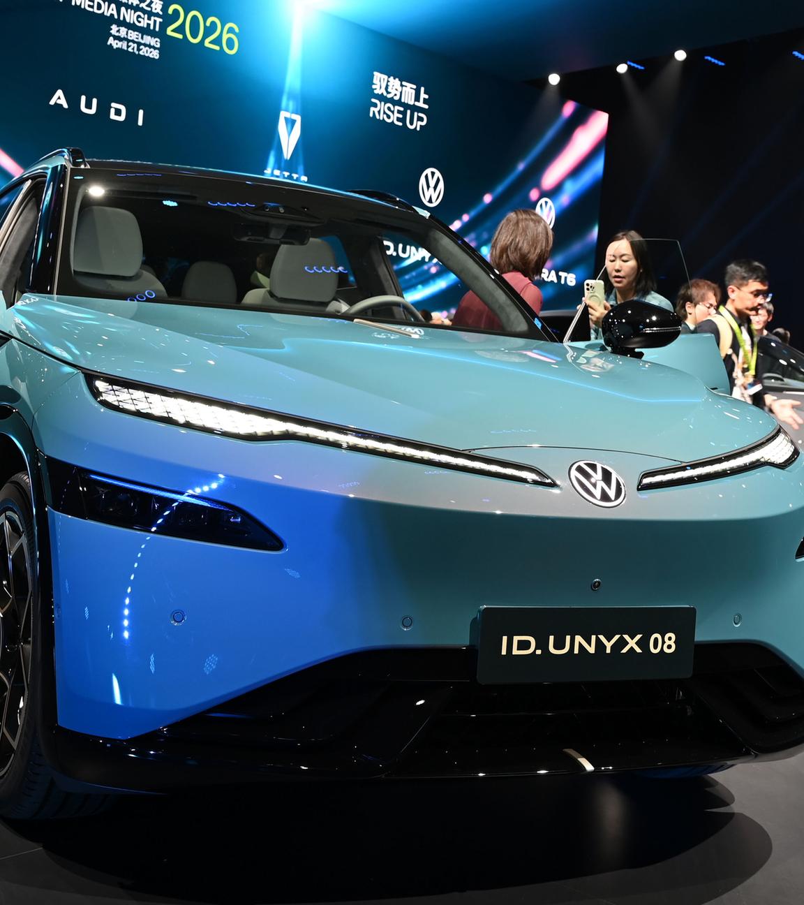 Ein blauer VW ID.Unyx 08 (E-Auto) wird mit offenen Türen zur Schau gestellt