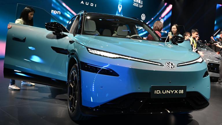 Ein blauer VW ID.Unyx 08 (E-Auto) wird mit offenen Türen zur Schau gestellt