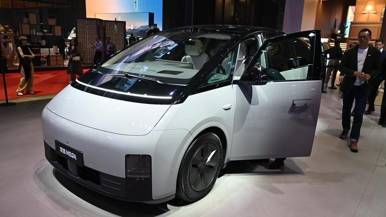 Messebesucher begutachten das Modell "Mega" der chinesischen Marke Li Auto.