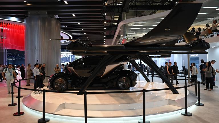 Ein Flugtaxi steht auf dem Stand der chinesischen Traditionsmarke Hongqi. 