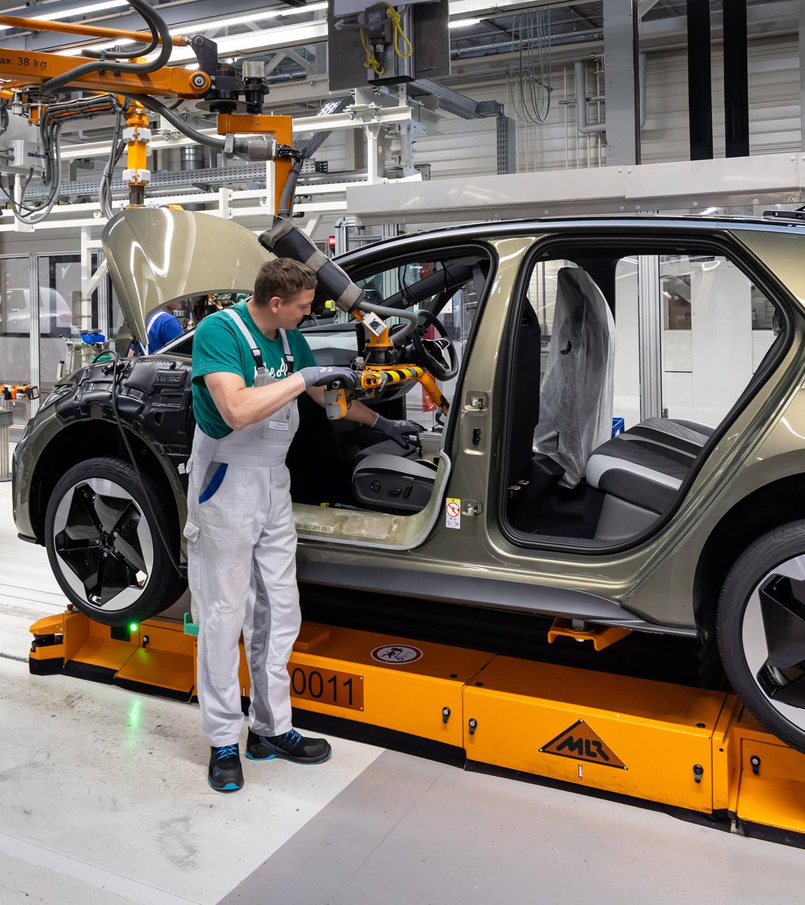 Elektrofahrzeuge werden in einer Montagehalle der Volkswagen Sachsen GmbH in Zwickau montiert