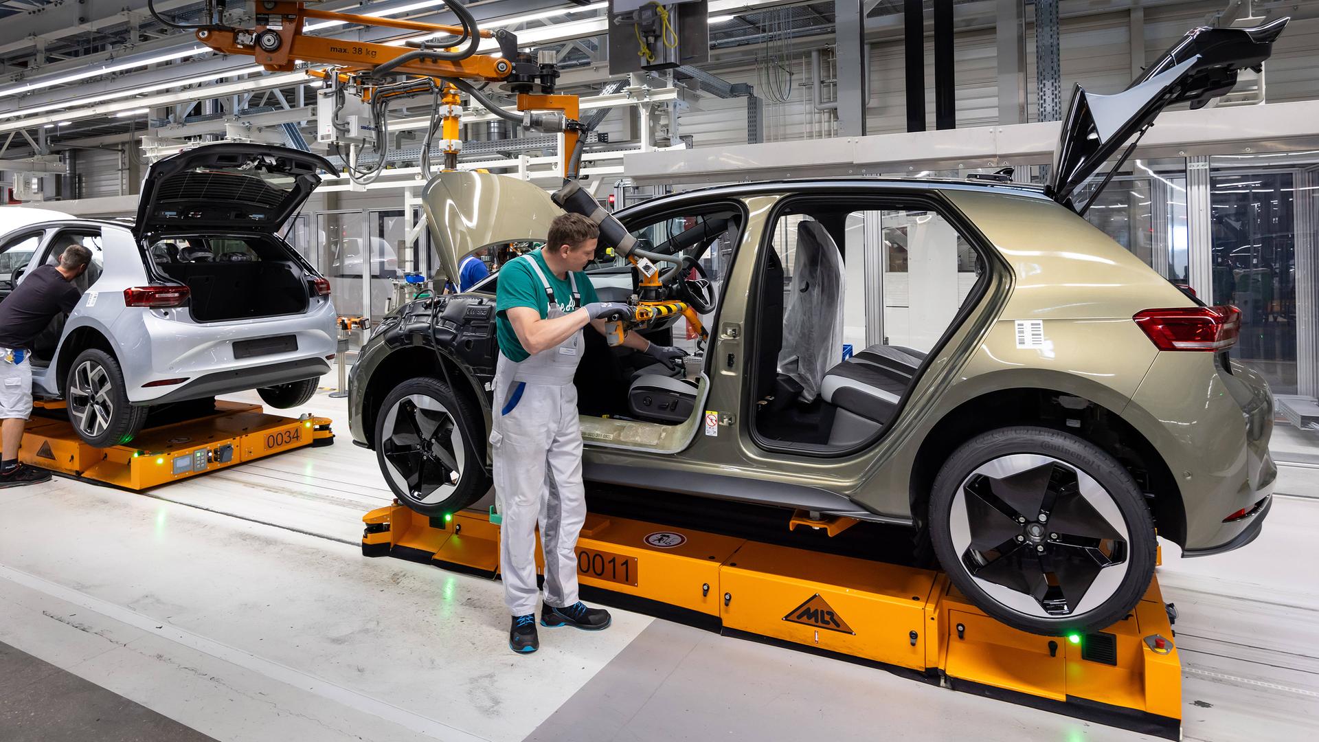 Elektrofahrzeuge werden in einer Montagehalle der Volkswagen Sachsen GmbH in Zwickau montiert