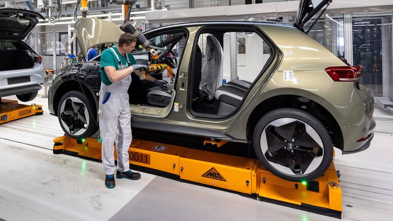 Elektrofahrzeuge werden in einer Montagehalle der Volkswagen Sachsen GmbH in Zwickau montiert