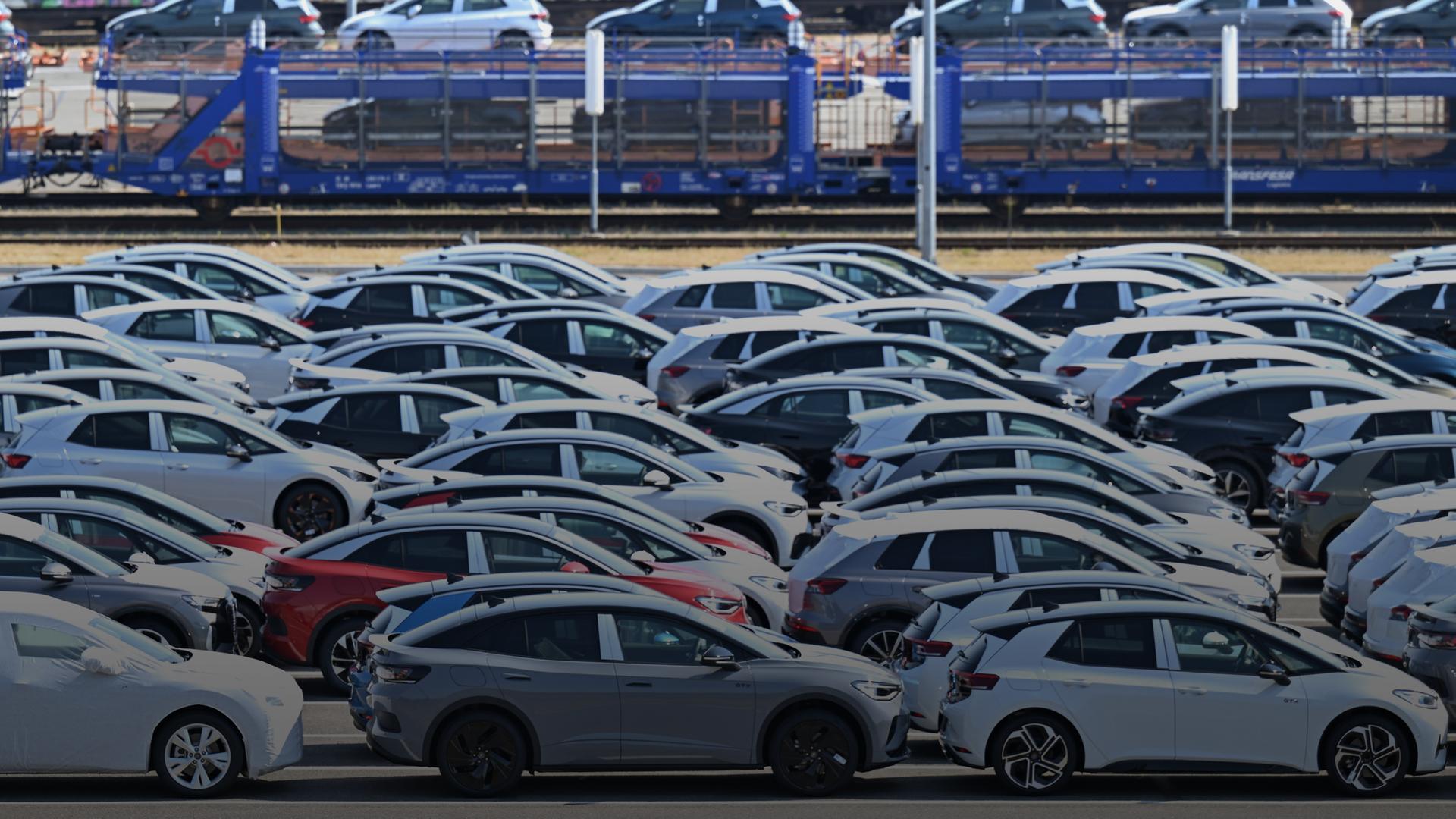 Sachsen, Zwickau: Neue Elektroautos der verschiedenen VW Konzernmarken parken auf einem Platz im Volkswagen Werk in Zwickau.