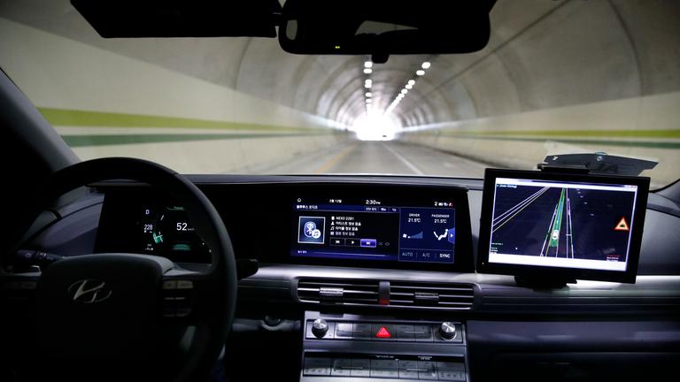 Fahrerloses Auto im Tunnel