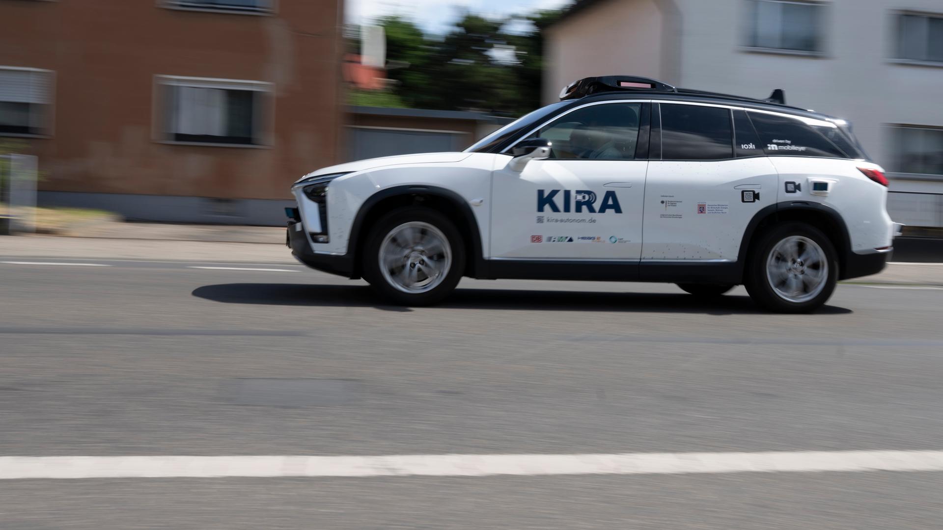 Hessen, Langen: Das autonome Fahrzeug "KIRA" wird während eines Pressetermins vorgestellt.