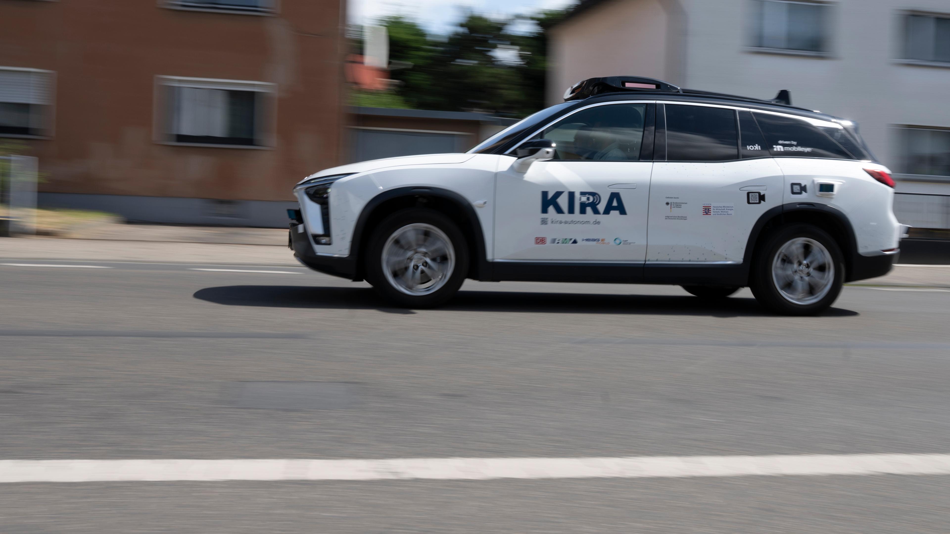 Hessen, Langen: Das autonome Fahrzeug "KIRA" wird während eines Pressetermins vorgestellt.