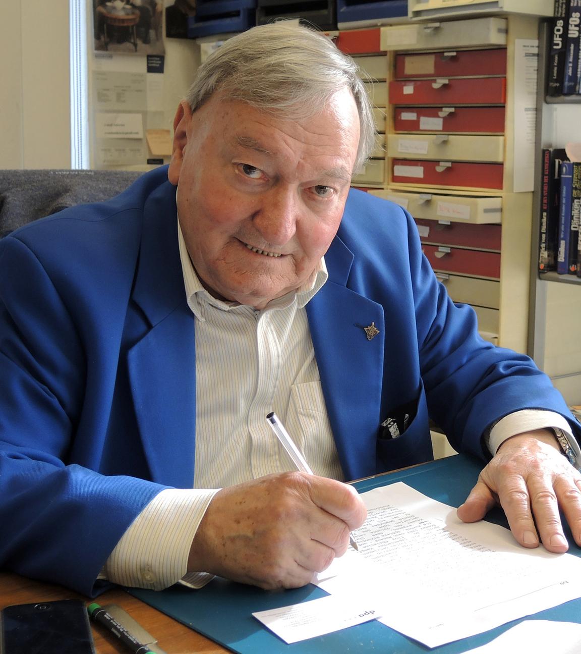 Der Schweizer Bestseller-Autor Erich von Däniken in seiner Schreib- und Forschungswerkstatt 