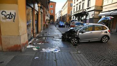 Ein schwer beschädigtes Auton steht nach einem Unfall in einer Straße in Modena. 