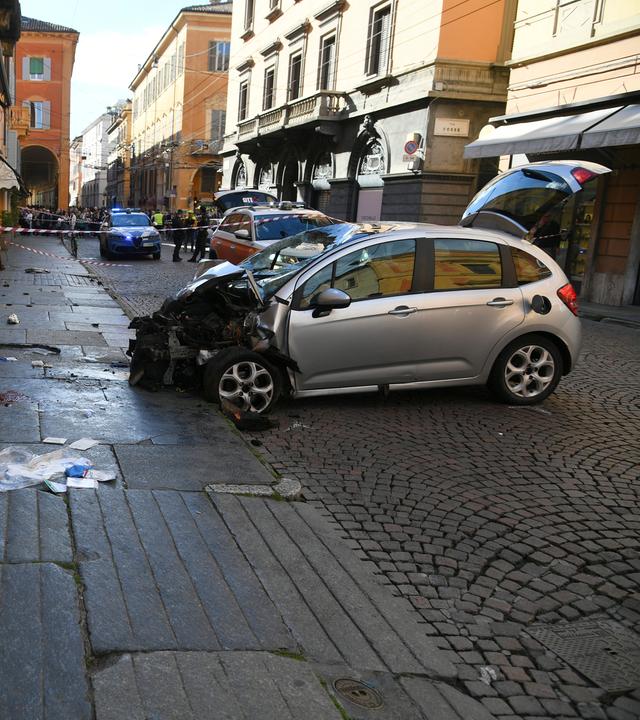 Ein schwer beschädigtes Auton steht nach einem Unfall in einer Straße in Modena. 