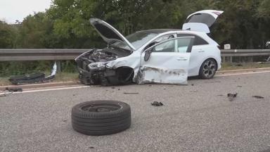 Auf dem Bild ist ein demuliertes Auto nach einem Unfall zu sehen. 