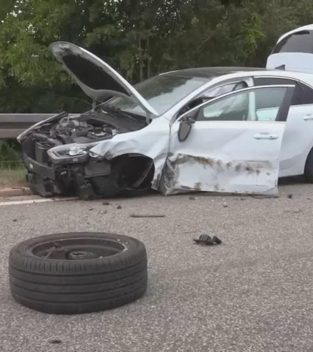 Auf dem Bild ist ein demuliertes Auto nach einem Unfall zu sehen. 