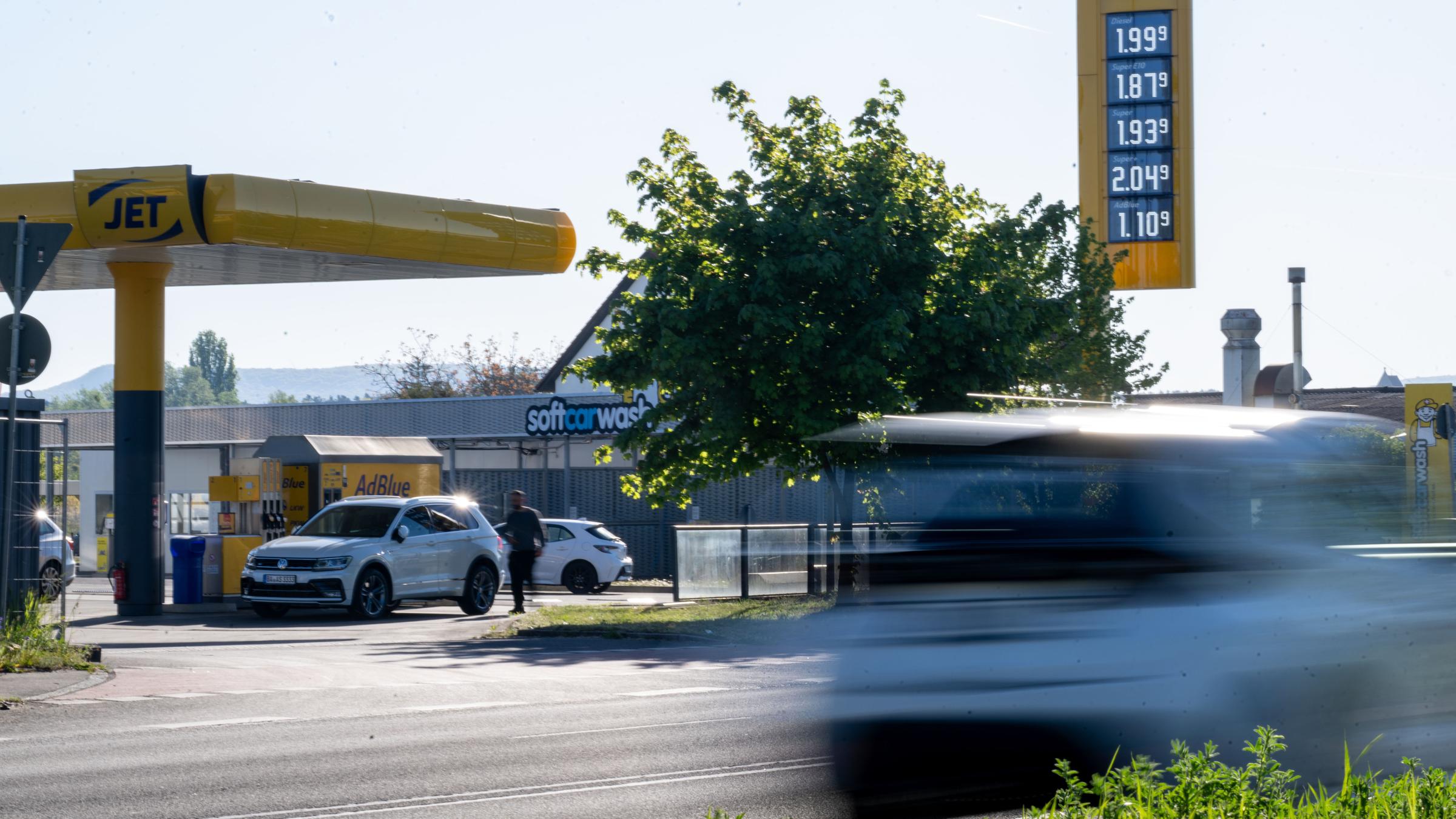 An einer Tankstelle in Bamberg stehen am 01.05.2026 Autos zum Tanken an, während ein weiteres Fahrzeug auf einer Straße davor bei bestem Ausflugswetter vorbeifährt.
