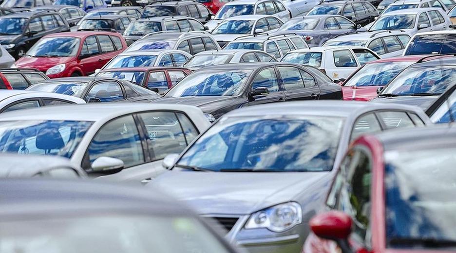 Archiv: Parkplatz voller Autos, aufgenommen am 18.03.2017