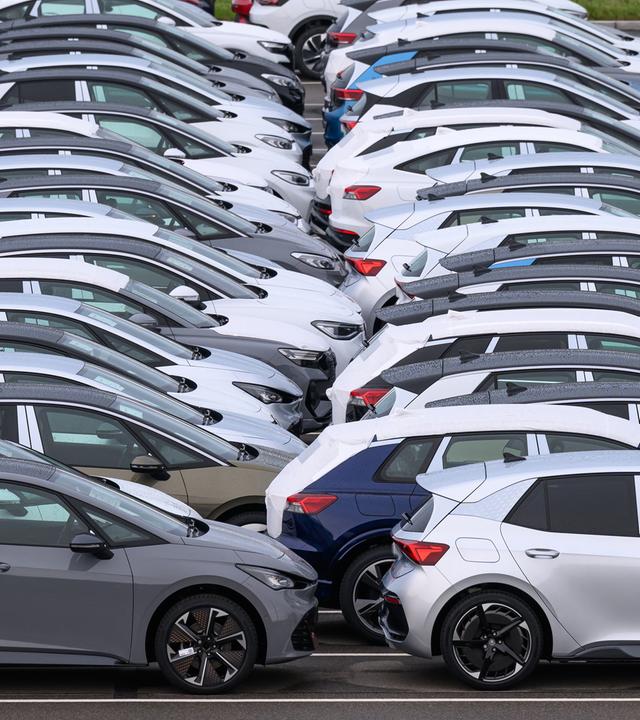 Neuwagen stehen zur Auslieferung auf einem Parkplatz auf dem Werksgelände von Volkswagen