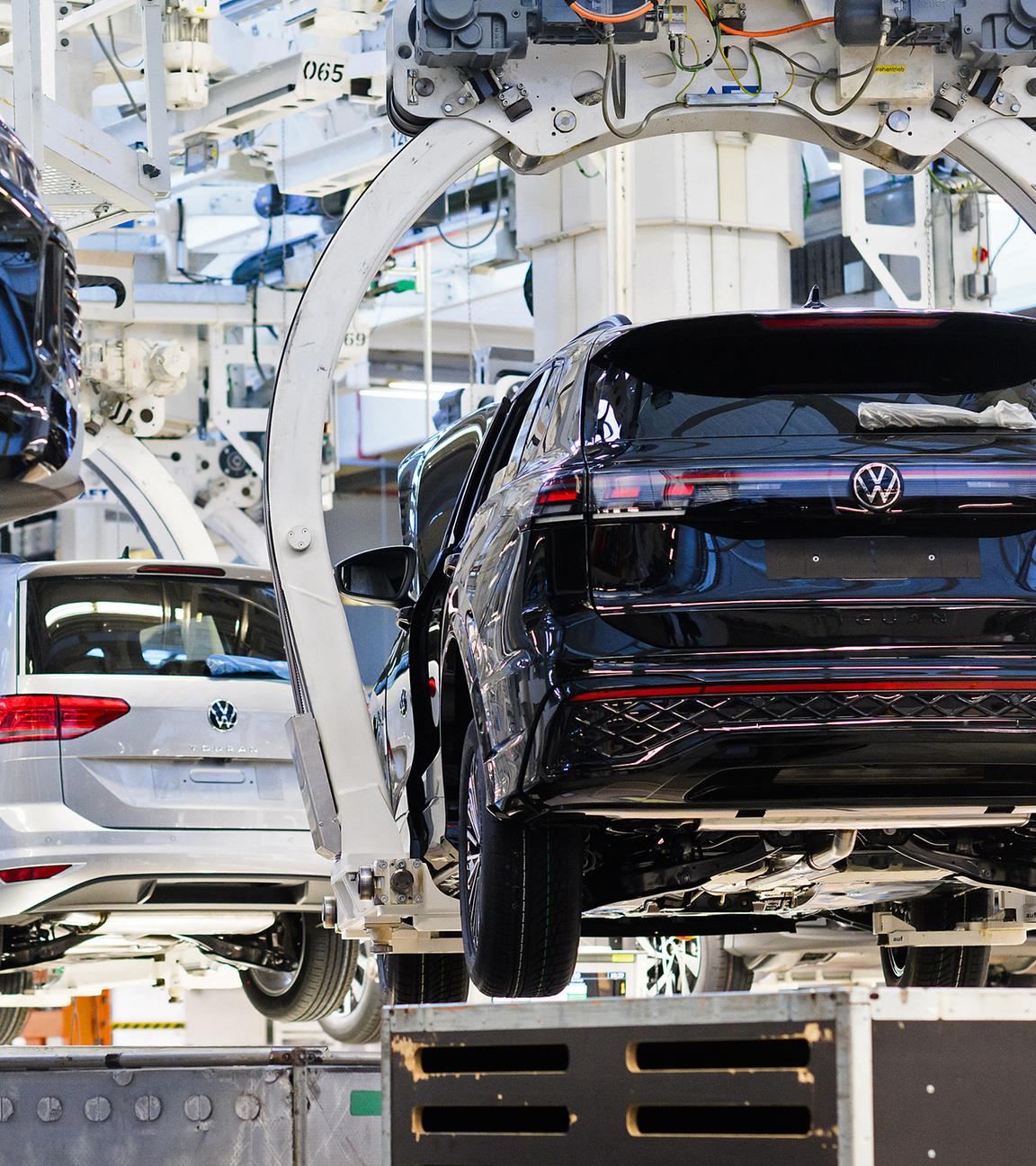 Neuwagen Volkswagen Tayron, Tiguan und Touran schweben durch das VW Stammwerk in Wolfsburg