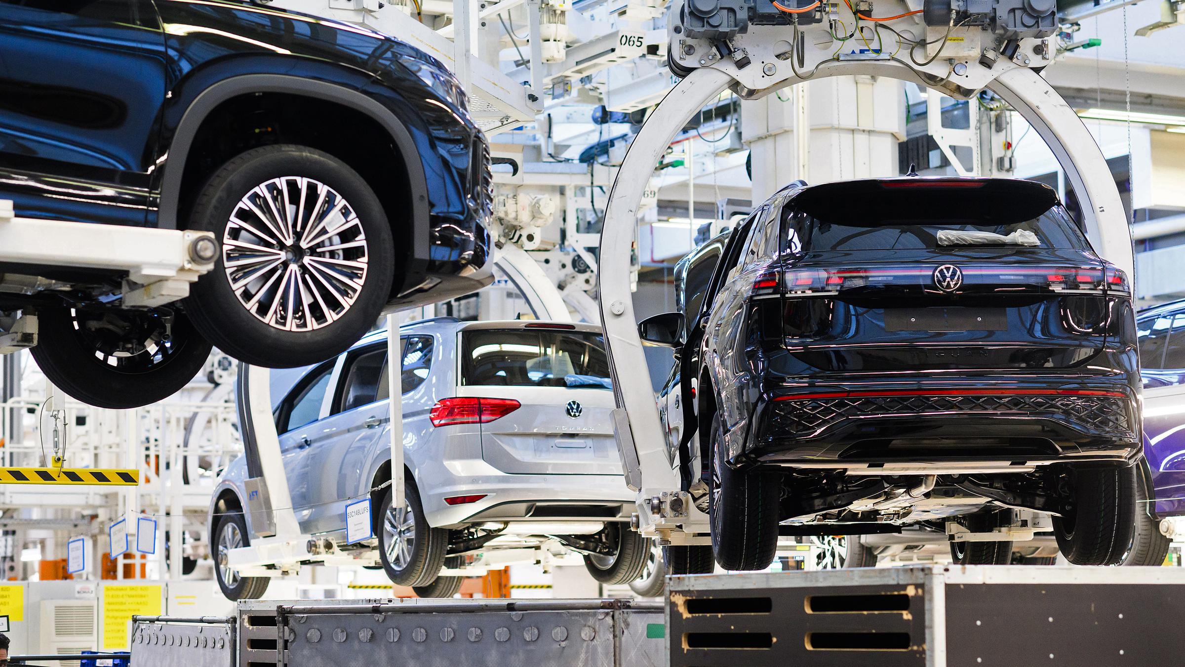 Neuwagen Volkswagen Tayron, Tiguan und Touran schweben durch das VW Stammwerk in Wolfsburg