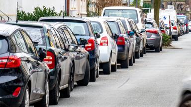 Aufgesetztes Parken auf Gehwegen