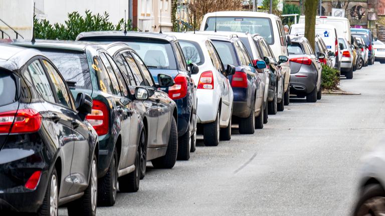 Aufgesetztes Parken auf Gehwegen