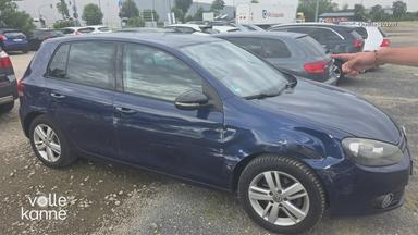 Kaputtes Auto auf Parkplatz